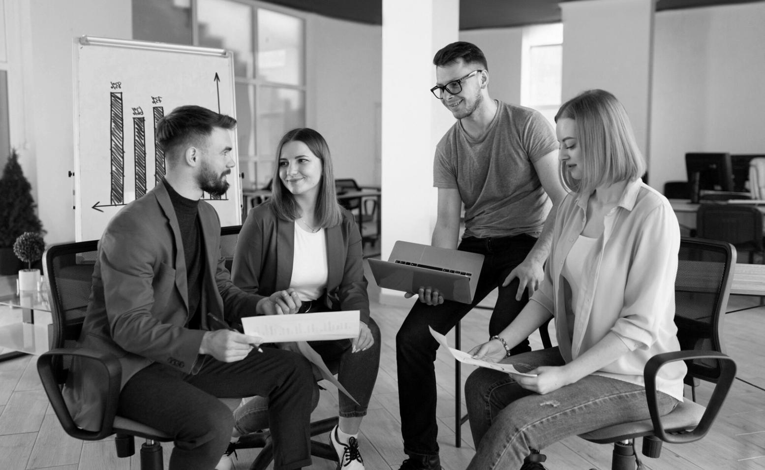 Budgetplanung und Finanzberatung - Menschen arbeiten zusammen an finanzieller Planung